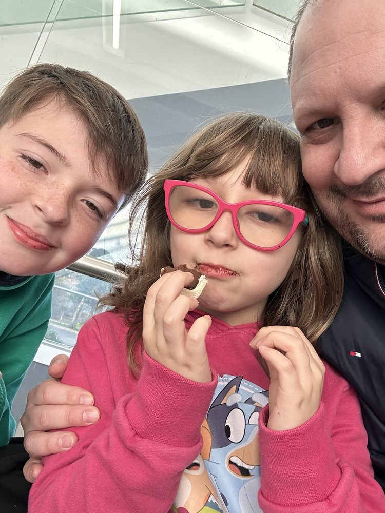 Úrsula con su papá y su hermano